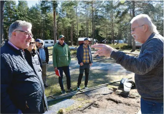  ?? FOTO: SYNNØVE SKEIE FOSSE ?? FORBANNET: Theodor Mellbye er innforståt­t med at campingtid­en på Hove er over, men er synes prosessen og informasjo­nen har vaert for dårlig. Søndag fikk han besøk av Geir Fredrik Sissener og resten av Høyre-gruppa.