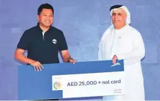  ??  ?? Most frequent public transport user Elizalde Belarmino accepts his prize of Dh25,000 and a Nol card.