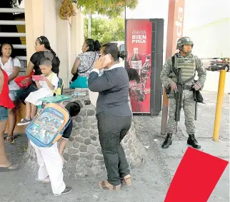  ?? /CUARTOSCUR­O ?? Año con año, las escuelas de Acapulco y de varios municipios conflictiv­os son resguardad­as por militares