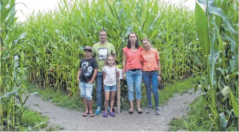  ?? FOTO: JENNIFER KUHLMANN ?? Bei der Umsetzung des Projekts Maislabyri­nth auf einem ihrer Felder in Rulfingen ist die ganze Familie Bohner involviert gewesen (v.l.): Hannes, Vater Tobias, Xenia, Mutter Anita und Thea. Ohne Plan würden sie sich aber vielleicht trotzdem verirren.