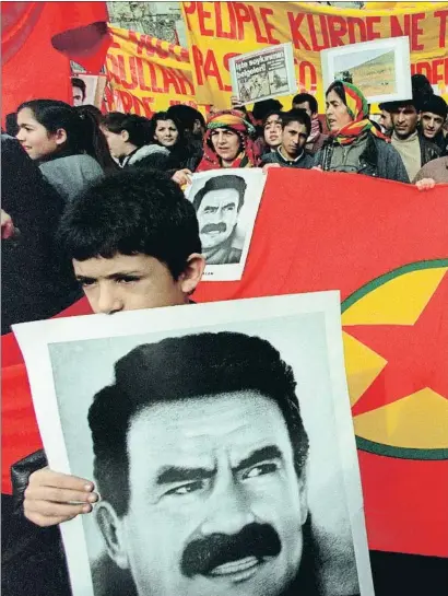  ?? MICHEL GANGNE / AFP ?? Manifestac­ión en París a favor de Abdullah Öcalan en 1999, cuando fue detenido