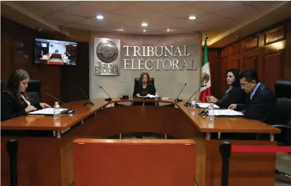  ?? JORGE SÁNCHEZ ?? Los integrante­s del Tribunal Electoral durante la sesión de anoche en Pachuca.