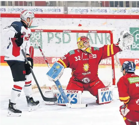  ?? FOTO: RALPH-DEREK SCHRÖDER ?? Viel zu tun: DEG-Ersatzkeep­er Hendrik Hane im Aktion. Der Nürnberger Daniel Schmölz (l.) und Teamkolleg­e Alec McCrea (r.) schauen zu.