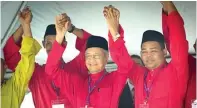  ?? VINCENT THIAN/AP PHOTO ?? LANGSUNG KAMPANYE: Mantan PM Mahathir Mohamad (tengah) bersama kandidat-kandidat dari partai lain saat mendeklara­sikan pencalonan mereka di Langkawi, Malaysia, Sabtu (28/4).