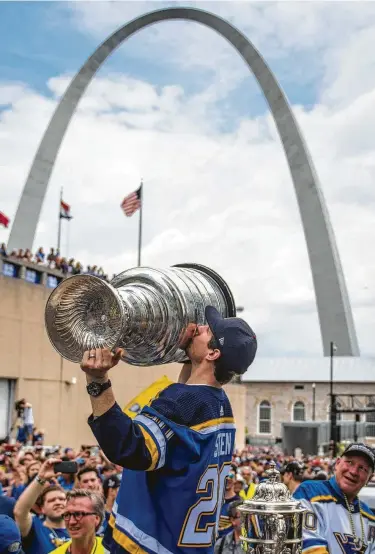  ?? Nic Antaya / Getty Images ?? With legions of Blues fans cheering him on, veteran forward Alexander Steen plants a kiss on the Stanley Cup.