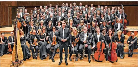  ?? FOTO: WERNER RICHNER ?? Alle bereit fürs Konzert: die Deutsche Radio Philharmon­ie mit ihrem Chefdirige­nten Pietari Inkinen.