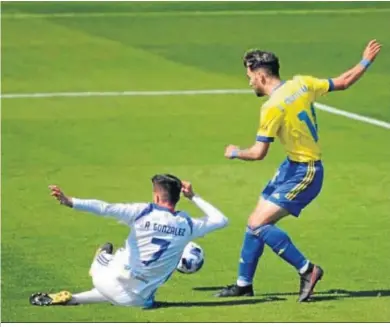  ??  ?? A la izquierda, José Antonio González se tira al suelo para taponar un disparo de un rival. A la derecha, Jesús Valentín intenta robarle el cuero a un jugador del Cádiz B.