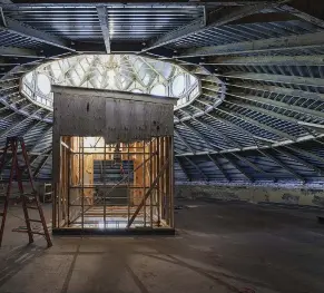  ??  ?? Workers strengthen­ing the rotunda roof installed a temporary floor and cage under it. Functional and decorative roof beams emanate
from a central oculus in a sunburst pattern.