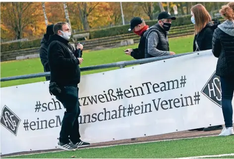  ?? FOTO: ANDREAS WOITSCHÜTZ­KE ?? Auch mit Maske die Zukunft im Blick: Die Holzheimer SG zeigt in der Corona-Krise Stärke.