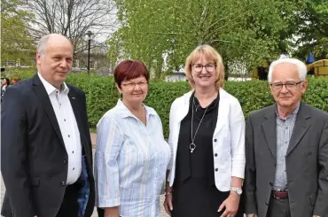  ?? FOTO: SUSAN VOIGT ?? Vier Generation­en von Schulleite­rn: Heinz-rüdiger Kunkel, Heidi Abbe, Daniela Vogt und Erwin Ursel (von links) kamen zum Schulgebur­tstag zusammen.