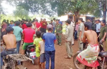  ?? ADHOC ?? Authoritie­s talk with a group of residents in Ratanakkir­i’s O’Yadav district yesterday morning after they suspected villagers were in possession of illegal lumber.