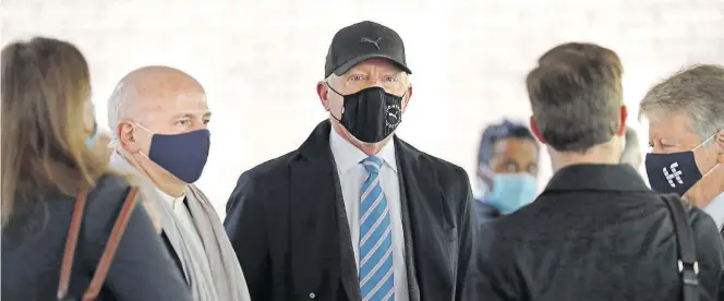  ?? Dpa-BILD: Yui Mok ?? Boris Becker (Mitte) vor dem Southwark Crown Court – der ehemalige Tennis-Star plädiert wiederholt auf „Nicht schuldig“.