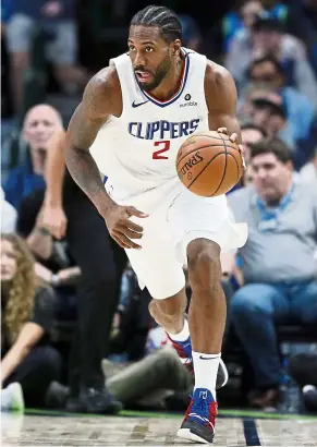  ?? — aP ?? Sharp: Los angeles Clippers forward Kawhi Leonard takes the ball up court during the Nba game against the dallas mavericks on Tuesday. Leonard scored 28 points in his team’s 114-99 win.