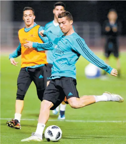  ??  ?? Cristiano Ronaldo, durante el entrenamie­nto de ayer