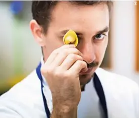  ??  ?? 1 | Il Piastrino, ristorante dello stellato Riccardo Agostini, a Pennabilli. 2 | Gianluca Gorini, promettent­e chef della Romagna. 3-4 | Giuseppe Gasperoni e cappellett­o di Parmigiano con carbonara di porcini, un piatto dell’Osteria del Povero Diavolo.