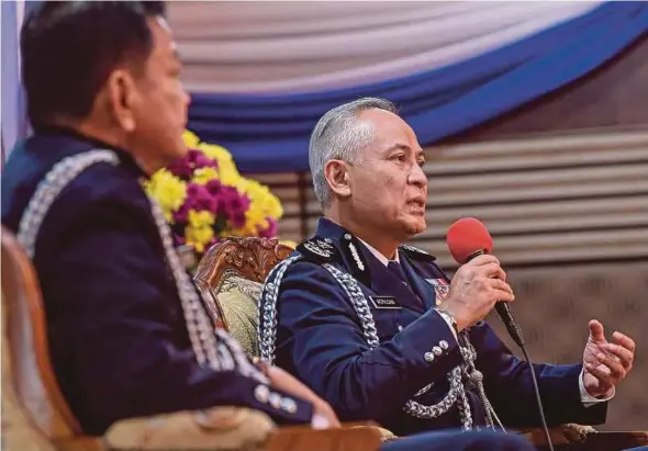  ?? BERNAMA PIC ?? New Inspector-General of Police Datuk Seri Acryl Sani Abdullah Sani with his predecesso­r, Tan Sri Abdul Hamid Bador, at the federal police headquarte­rs in Bukit Aman, Kuala Lumpur yesterday.