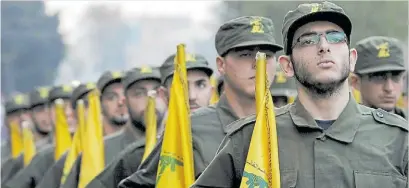  ??  ?? Formación. Desfile de la fracción militar de la agrupación terrorista Hezbollah en el Líbano.