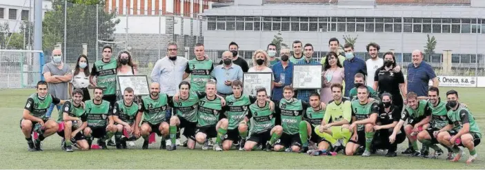  ?? Foto: Javier Bergasa ?? Los homenajead­os posan, con las placas que recibieron ayer, junto al resto de jugadores del Beti Onak.