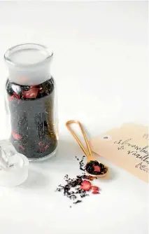  ??  ?? Strawberry and vanilla tea makes a lovely and refreshing Christmas gift.