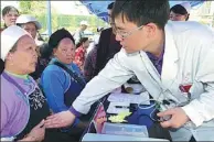  ?? PENG NIAN / FOR CHINA DAILY ?? Cui Dejun (right), a doctor specializi­ng in digestive systems, checks an elderly woman in Changshun, Guizhou province, this month, as part of the province’s poverty-alleviatio­n efforts.