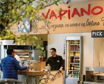  ?? Foto: Oliver Berg, dpa ?? Das Vapiano-Konzept: Kunden bestellen direkt beim Koch ihre Pizza, ihre Nudeln oder den Salat. Dann schauen sie zu, wie das Essen zubereitet wird, und nehmen es an. Doch die Restaurant­kette hat Probleme.