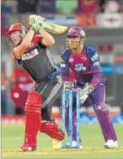  ?? ANSHUMAN POYREKAR/HT ?? Royal Challenger­s Bangalore’s AB de Villiers continued his good form with a 46-ball 83 against Pune on Friday.