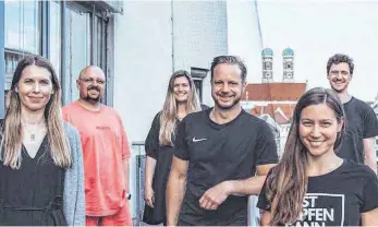  ?? FOTO: SOFORT-IMPFEN.DE ?? Wiebke Nadzeika, Oliver Mayer, Vanessa Sonders, Johannes Gerster, Sophia Probst und Martin Elwert (v. l.) sind das Team hinter sofort-impfen.de. Nadzeika und Probst verkaufen im Internet Pullover und T-Shirts mit dem Aufdruck „Erst Impfen dann Techno“. Das soll zusätzlich­e Einnahmen bringen.