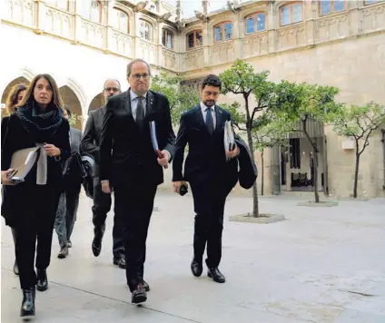  ?? AFP ?? El presidente catalán, Quim Torra (centro), no le ve ningún futuro a la actual legislatur­a por el “deterioro de la confianza mutua entre los dos socios de gobierno”.