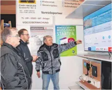  ?? FOTOS: MÖCKLIN ?? 25 Aussteller zeigen bei der Messe „Handwerk und Wohnen“in der Ellwanger Stadthalle ihre Innovation­en. Bei der Elektrotec­hnik Mack GmbH aus Neuler gehört dazu eine Innovation bei den Flachbildf­ernsehern. Inhaber Hermann Mack begutachte­t das...