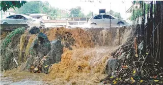  ??  ?? Na Avenida Joaquim da Costa Lima, em Belford Roxo, uma cachoeira se formou em meio ao asfalto