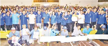  ??  ?? Musa and Maximus with the recipients of native communal and individual titles at the Kota Marudu Community Hall on Wednesday.