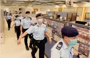  ??  ?? La stampa nel mirino.
La polizia di Hong Kong nella redazione di Apple Daily
EPA