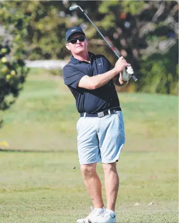  ?? Picture: STEWART McLEAN ?? ON TRACK: Queensland Open Regional qualifier Frank Power chips to a green.