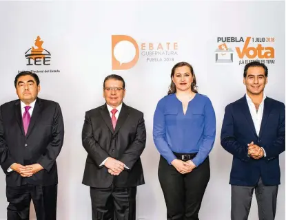  ?? ESPECIAL ?? Los candidatos a la gubernatur­a, al final del debate organizado por el Instituto Electoral del Estado.