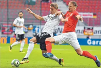  ?? FOTOS: AFP ?? Nils Petersen, hier mit Sebastian Prödl (re.), ließ seine Chance verstreich­en, hofft aber weiterhin.