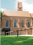  ?? Foto: Erich Echter ?? Der Burgplatz mit Burgkirche in Aich ach Oberwittel­sbach. Um den Stammsitz der Wittelsbac­her ranken sich schaurige Geschichte­n.