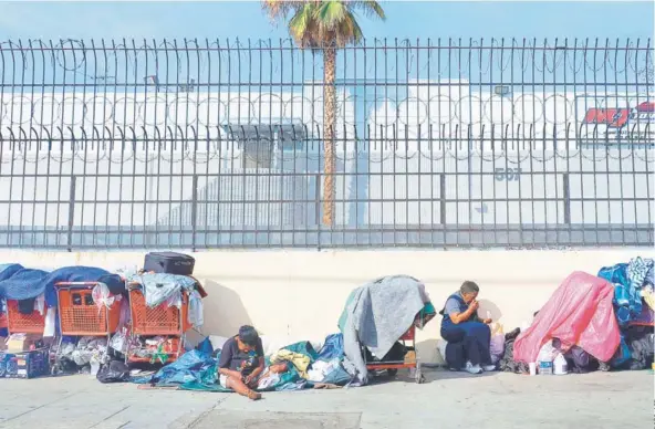  ??  ?? ► Mujeres sin hogar sentadas junto a sus pertenenci­as en una calle del centro de Los Ángeles, California, en enero de 2014.