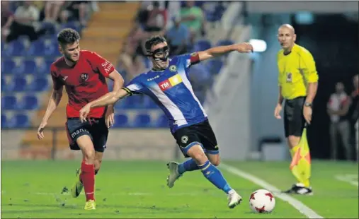  ??  ?? UN CAPITÁN CON MÁSCARA. Peña, tras romperse los huesos propios de la nariz en pretempora­da, tuvo que jugar ayer con una protección.