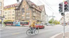  ?? FOTO: LEO BOESINGER ?? Auf dem Fahrrad und in Bussen sind die Menschen in St. Gallen bislang besonders schnell unterwegs. Bald könnten aber deutlich mehr Autos auf die Straßen kommen.