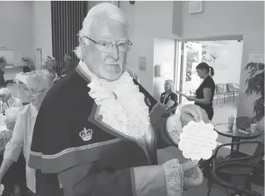  ?? SIDNEY.CA ?? Kenny Podmore, the official town crier of Sidney, B.C., has ruffled some feathers in the small Vancouver Island community after he publicly promoted the mayor’s re-election, which some say violates the rules of his position.