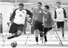  ?? — Reuters photos ?? Members of ‘Miracle Team’, made up of one-legged, crutch-bearing football players, attend a training session at El Salam club on the outskirts of Cairo, Egypt in this December 29, 2017 file photos.