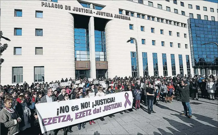  ?? JESUS DIGES / EFE ?? Momento de la concentrac­ión de ayer ante el Palacio de Justicia de Navarra con el lema “Nosotras te creemos”, convocada por los colectivos feministas Lunes Lilas y Andrea