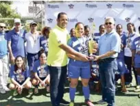  ??  ?? Jonathan Cabral, presidente de la Asociación de Fútbol del Distrito Nacional al momento de realizar una de las premiacion­es en el recién finalizado torneo de fútbol.