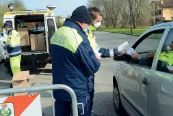  ?? (Biasioli) ?? Sistema abbandonat­o Solo ieri la consegna in auto delle mascherine