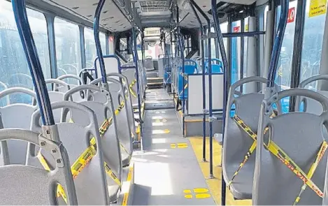  ?? CORTESÍA METROCALI. ?? Las sillas que no se podrán usar en los buses del Sistema MIO tendrán cinta, para que los usuarios apliquen el distanciam­iento.
