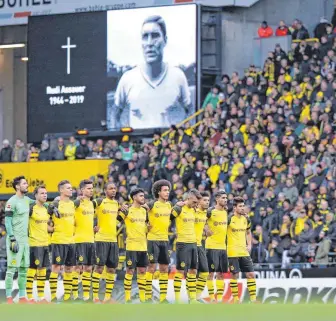  ?? FOTOS: DPA ?? Schweigemi­nute in Dortmund vor Anpfiff für den verstorben­en Rudi Assauer.