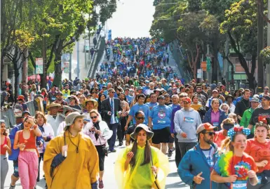  ?? Photos by Gabrielle Lurie / the Chronicle ?? Thousands of runners make their way down Hayes Street during the Bay to Breakers race in San Francisco.