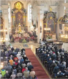  ?? FOTO: FATH ?? Das Hochamt in der voll besetzten Wallfahrts­kirche Hohenstadt zelebriert­e Pfarrer Jens Bartsch vom Landpastor­al Schönenber­g.