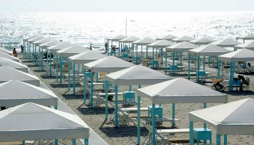  ??  ?? Spiaggia deserta e tende vuote ieri a Viareggio (foto Ciurca /Sestini)
