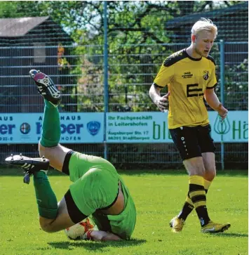  ?? Foto: Andreas Lode ?? Ein Geniestrei­ch von Fabian Zimmermann (rechts) leitete den Leitershof­er Sieg gegen den SSV Anhausen ein. Hier kann allerdings Gästekeepe­r Maximilian Weinmann noch klären.